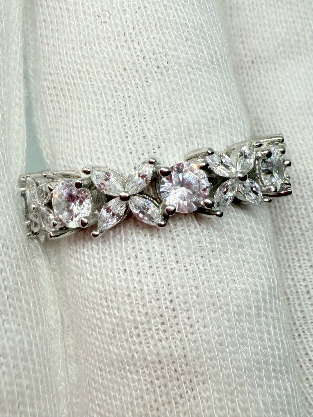 Elegant Silver Women's Ring - Picture 1 of 17